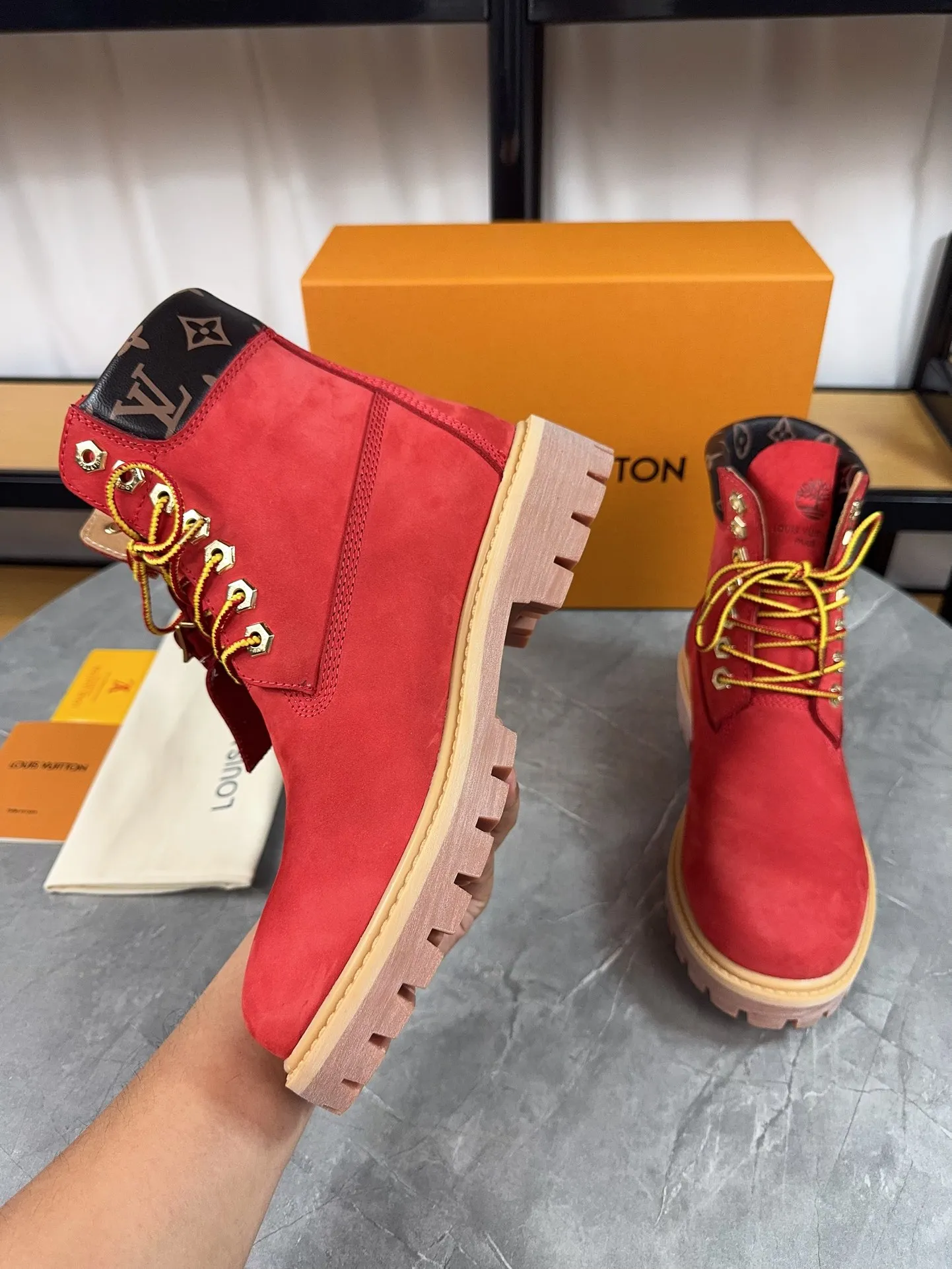 Couple model 💰700 ❤️Top version: Couple model LV x Timberland Timberland joint model Presbyopia Embossed Rhubarb boots Ankle boots Short boots LV x Timberland ankle boots are made of Monogram embossed waterproof nubuck cow leather, relying on the brand's exquisite craftsmanship to carefully reshape the classic Timberland 6-inch boot shape in Italy, and make an eye-catching appearance in 2024 created by Pharrell Williams with American workwear style Autumn and winter menswear show. Monogram embossed tongue, original Timberland laces and outsole are exquisite details, and the leather label expresses the cooperation logo. Exquisite packaging at the delivery counter🛍📦 ▪️Material: Original customized imported first-layer cowhide ▪️Inner lining: Original customized leather lining/mesh lining ▪️Outsole: Original molded anti-slip rubber material ▪️Sole thickness: 3.5CM ▪️Size: Women's 35-40 Men's 39-46